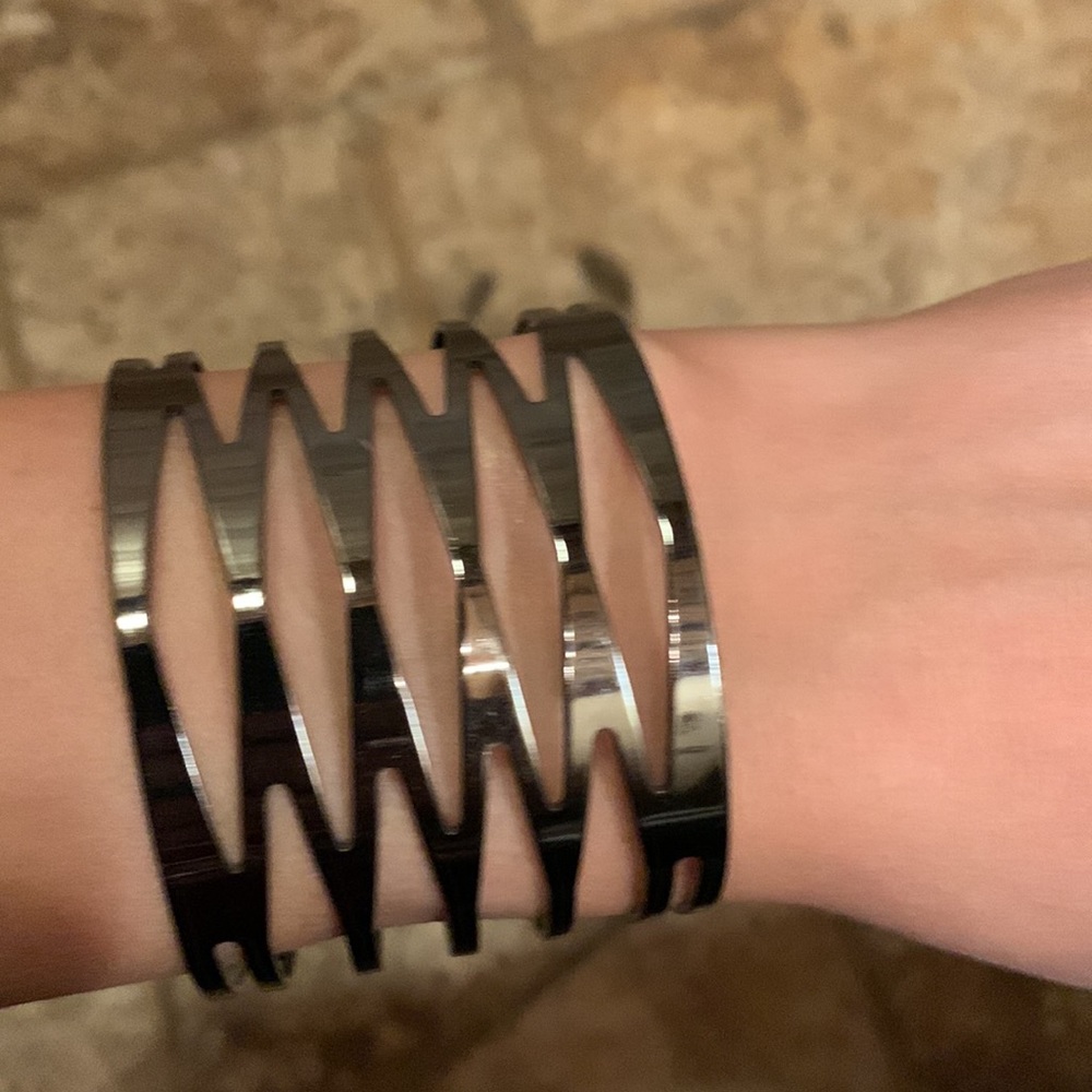 4 cuff bracelets - Picture 3 of 5